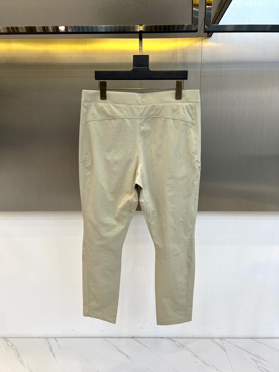 Arcteryx 始祖鸟、2026春夏新品工装裤，以极简美学重构山野与都市的边界。色调温润低调，兼具自然质感与现代审美。