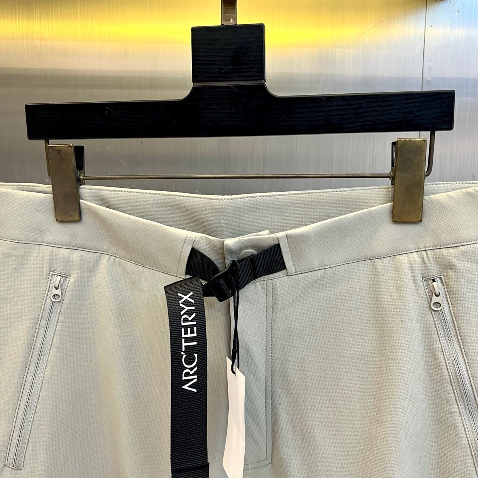 Arcteryx 始祖鸟、2026春夏新品工装裤，以极简美学重构山野与都市的边界。色调温润低调，兼具自然质感与现代审美。