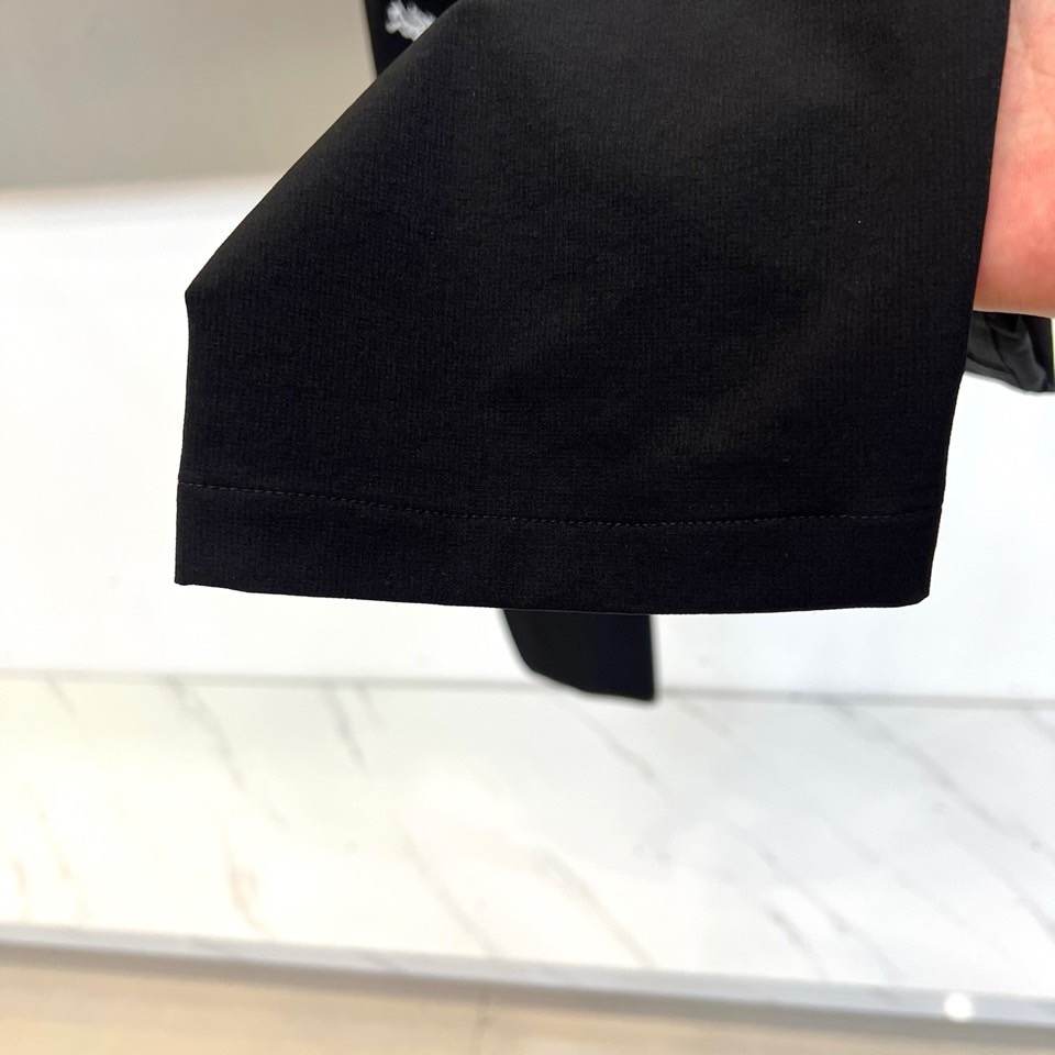 Arcteryx 始祖鸟、2026春夏新品工装裤，以极简美学重构山野与都市的边界。色调温润低调，兼具自然质感与现代审美。