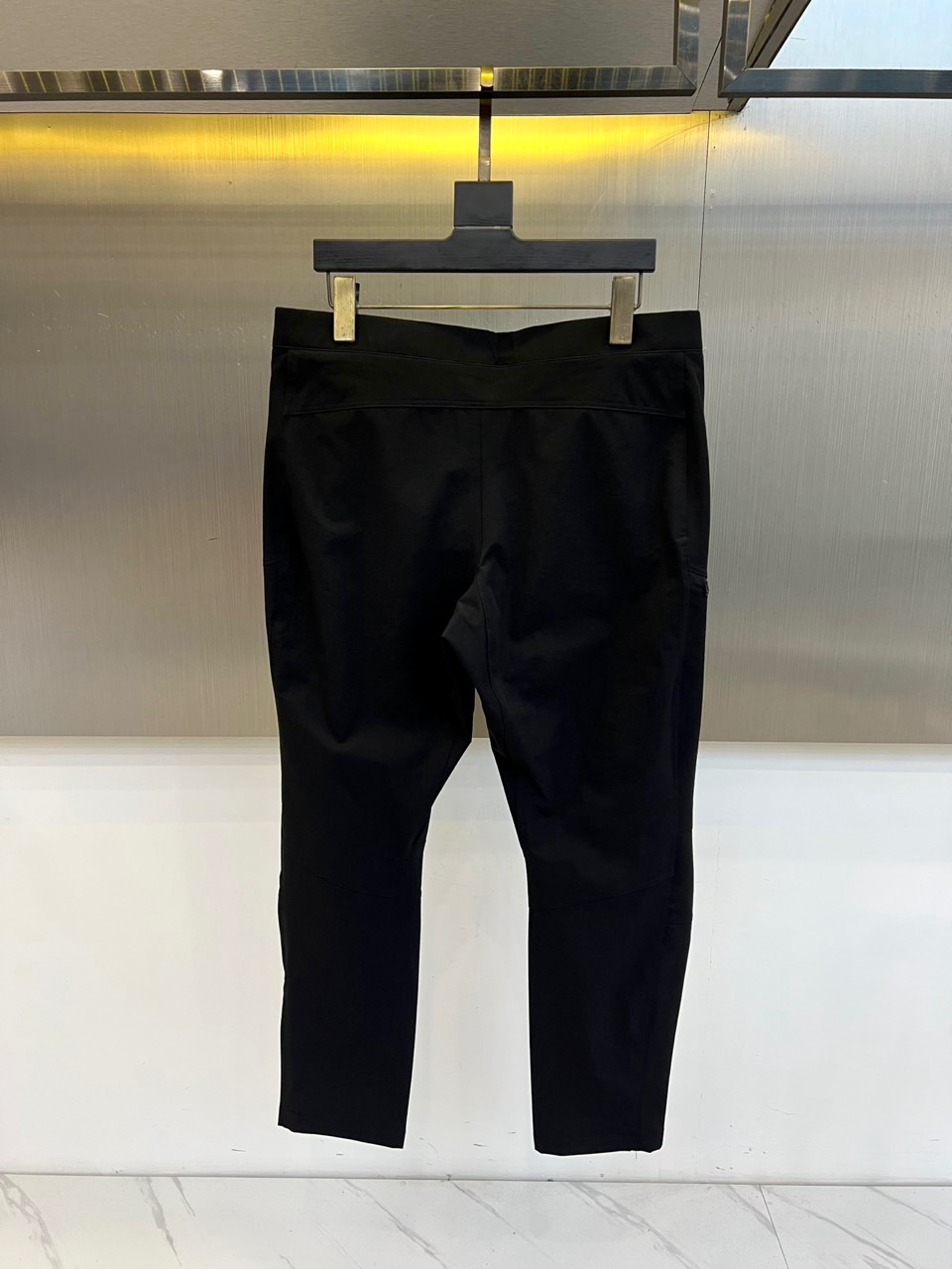 Arcteryx 始祖鸟、2026春夏新品工装裤，以极简美学重构山野与都市的边界。色调温润低调，兼具自然质感与现代审美。