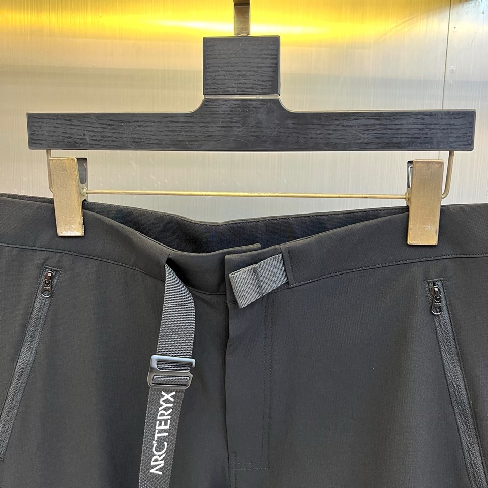 Arcteryx 始祖鸟、2026春夏新品工装裤，以极简美学重构山野与都市的边界。色调温润低调，兼具自然质感与现代审美。