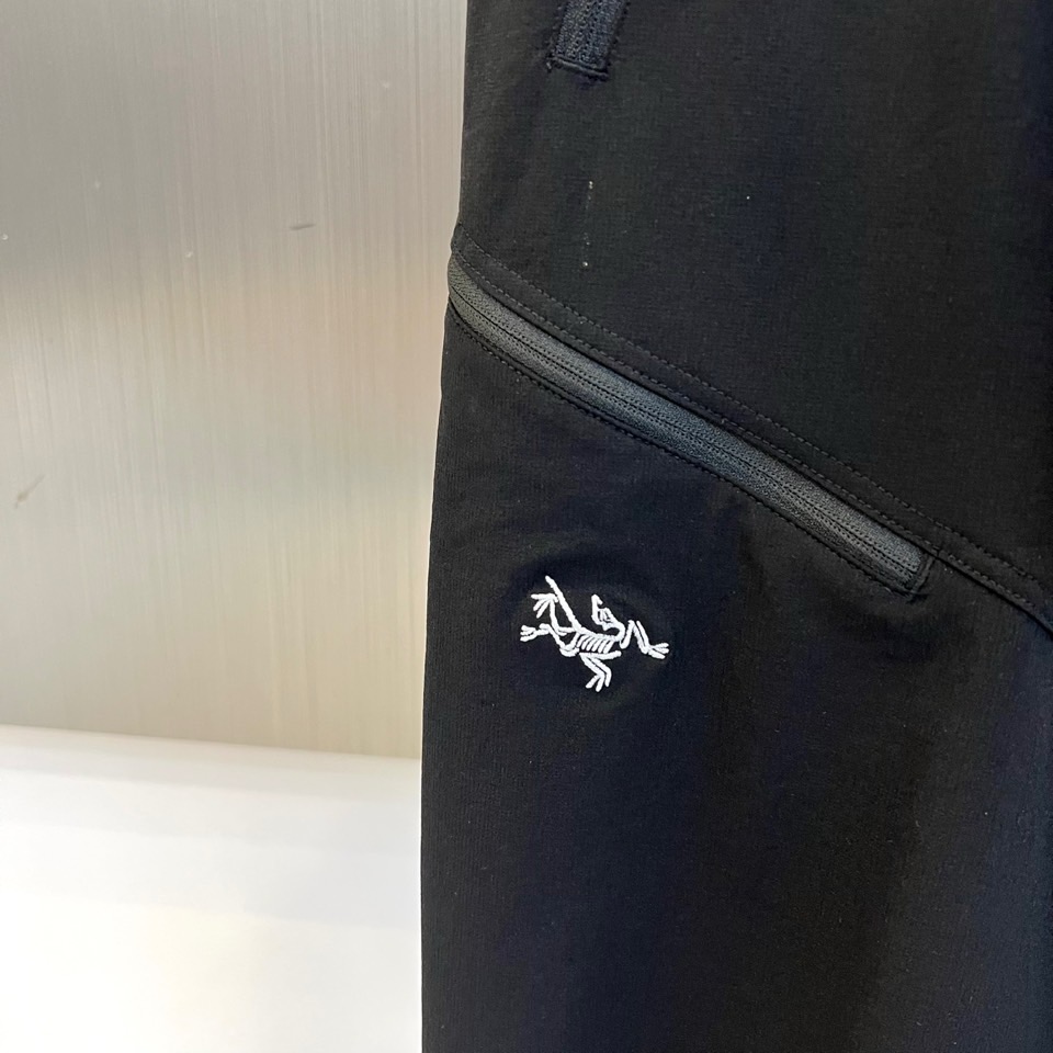 Arcteryx 始祖鸟、2026春夏新品工装裤，以极简美学重构山野与都市的边界。色调温润低调，兼具自然质感与现代审美。