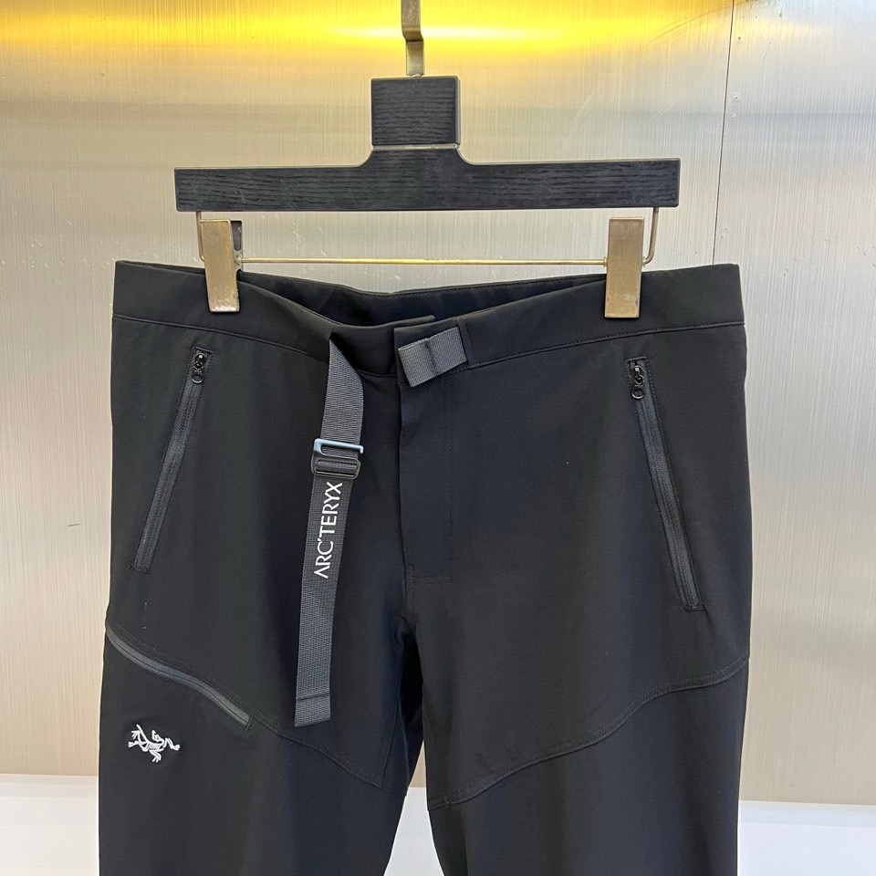 Arcteryx 始祖鸟、2026春夏新品工装裤，以极简美学重构山野与都市的边界。色调温润低调，兼具自然质感与现代审美。