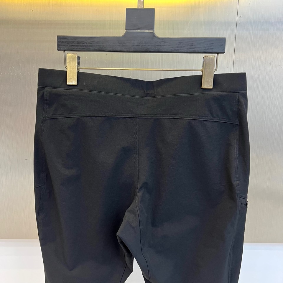 Arcteryx 始祖鸟、2026春夏新品工装裤，以极简美学重构山野与都市的边界。色调温润低调，兼具自然质感与现代审美。