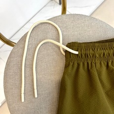 Mon蒙口、2026春夏新品休闲短裤,以纯色演绎都市轻运动美学。采用细腻肌理感面料,触感柔软透气,挺括有型且富有弹性,完 Mon蒙口、2026春夏新品休闲短裤,以纯色演绎都市轻运动美学。采用细腻肌理感面料,触感柔软透气,挺括有型且富有弹性,完
