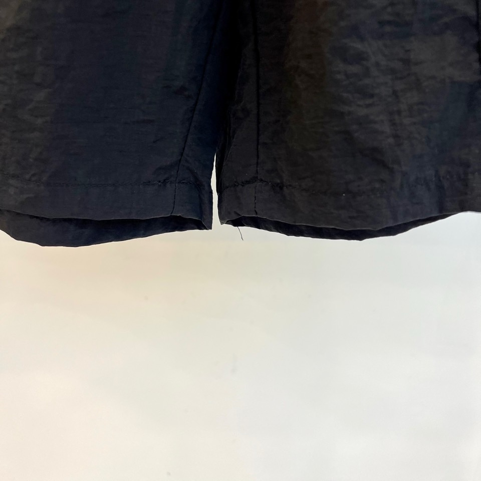 1v威登、2026春夏新品工装短裤，以醒目色调定格夏日活力，轻盈科技面料打造透气挺括质感，兼顾实穿性与舒适度。宽松直筒剪