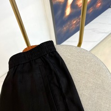 Zegna杰尼亚、2026春夏新品男士休闲短裤,以清新主调,演绎意式度假的松弛美学。这款短裤采用宽松直筒剪裁,线条流畅利 Zegna杰尼亚、2026春夏新品男士休闲短裤,以清新主调,演绎意式度假的松弛美学。这款短裤采用宽松直筒剪裁,线条流畅利