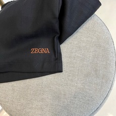 Zegna杰尼亚、2026春夏新品男士休闲短裤,以清新主调,演绎意式度假的松弛美学。这款短裤采用宽松直筒剪裁,线条流畅利 Zegna杰尼亚、2026春夏新品男士休闲短裤,以清新主调,演绎意式度假的松弛美学。这款短裤采用宽松直筒剪裁,线条流畅利