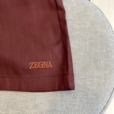 Zegna杰尼亚、2026春夏新品男士休闲短裤,以清新主调,演绎意式度假的松弛美学。这款短裤采用宽松直筒剪裁,线条流畅利 Zegna杰尼亚、2026春夏新品男士休闲短裤,以清新主调,演绎意式度假的松弛美学。这款短裤采用宽松直筒剪裁,线条流畅利