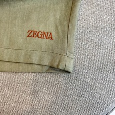 Zegna杰尼亚、2026春夏新品男士休闲短裤,以清新主调,演绎意式度假的松弛美学。这款短裤采用宽松直筒剪裁,线条流畅利 Zegna杰尼亚、2026春夏新品男士休闲短裤,以清新主调,演绎意式度假的松弛美学。这款短裤采用宽松直筒剪裁,线条流畅利