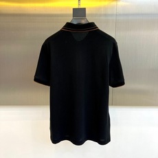 Zegna杰尼亚、2026春夏新品男士短袖Polo衫,以利落简约线条勾勒经典轮廓,纯色主调搭配领口撞色细条纹,低调中流露 Zegna杰尼亚、2026春夏新品男士短袖Polo衫,以利落简约线条勾勒经典轮廓,纯色主调搭配领口撞色细条纹,低调中流露