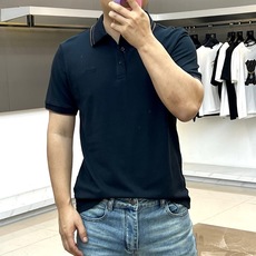 Zegna杰尼亚、2026春夏新品男士短袖Polo衫,以利落简约线条勾勒经典轮廓,纯色主调搭配领口撞色细条纹,低调中流露 Zegna杰尼亚、2026春夏新品男士短袖Polo衫,以利落简约线条勾勒经典轮廓,纯色主调搭配领口撞色细条纹,低调中流露