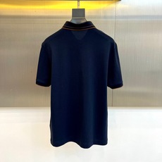 Zegna杰尼亚、2026春夏新品男士短袖Polo衫,以利落简约线条勾勒经典轮廓,纯色主调搭配领口撞色细条纹,低调中流露 Zegna杰尼亚、2026春夏新品男士短袖Polo衫,以利落简约线条勾勒经典轮廓,纯色主调搭配领口撞色细条纹,低调中流露