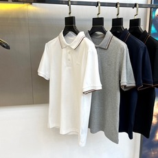 Zegna杰尼亚、2026春夏新品男士短袖Polo衫,以利落简约线条勾勒经典轮廓,纯色主调搭配领口撞色细条纹,低调中流露 Zegna杰尼亚、2026春夏新品男士短袖Polo衫,以利落简约线条勾勒经典轮廓,纯色主调搭配领口撞色细条纹,低调中流露