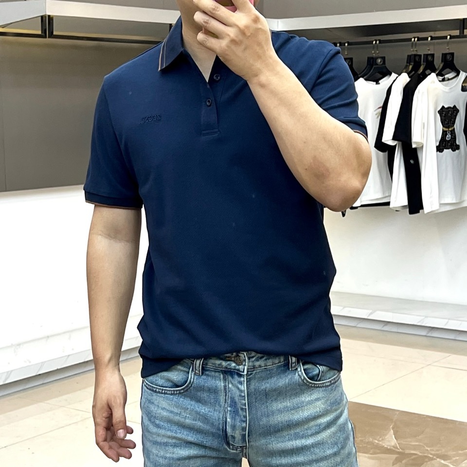Zegna杰尼亚、2026春夏新品男士短袖Polo衫,以利落简约线条勾勒经典轮廓,纯色主调搭配领口撞色细条纹,低调中流露 Zegna杰尼亚、2026春夏新品男士短袖Polo衫,以利落简约线条勾勒经典轮廓,纯色主调搭配领口撞色细条纹,低调中流露