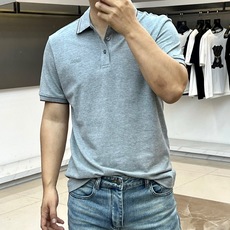 Zegna杰尼亚、2026春夏新品男士短袖Polo衫,以利落简约线条勾勒经典轮廓,纯色主调搭配领口撞色细条纹,低调中流露 Zegna杰尼亚、2026春夏新品男士短袖Polo衫,以利落简约线条勾勒经典轮廓,纯色主调搭配领口撞色细条纹,低调中流露