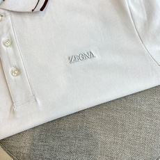 Zegna杰尼亚、2026春夏新品男士短袖Polo衫,以利落简约线条勾勒经典轮廓,纯色主调搭配领口撞色细条纹,低调中流露 Zegna杰尼亚、2026春夏新品男士短袖Polo衫,以利落简约线条勾勒经典轮廓,纯色主调搭配领口撞色细条纹,低调中流露