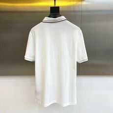 Zegna杰尼亚、2026春夏新品男士短袖Polo衫,以利落简约线条勾勒经典轮廓,纯色主调搭配领口撞色细条纹,低调中流露 Zegna杰尼亚、2026春夏新品男士短袖Polo衫,以利落简约线条勾勒经典轮廓,纯色主调搭配领口撞色细条纹,低调中流露
