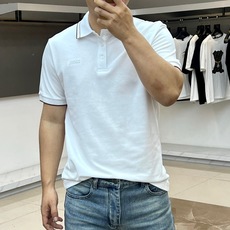 Zegna杰尼亚、2026春夏新品男士短袖Polo衫,以利落简约线条勾勒经典轮廓,纯色主调搭配领口撞色细条纹,低调中流露 Zegna杰尼亚、2026春夏新品男士短袖Polo衫,以利落简约线条勾勒经典轮廓,纯色主调搭配领口撞色细条纹,低调中流露