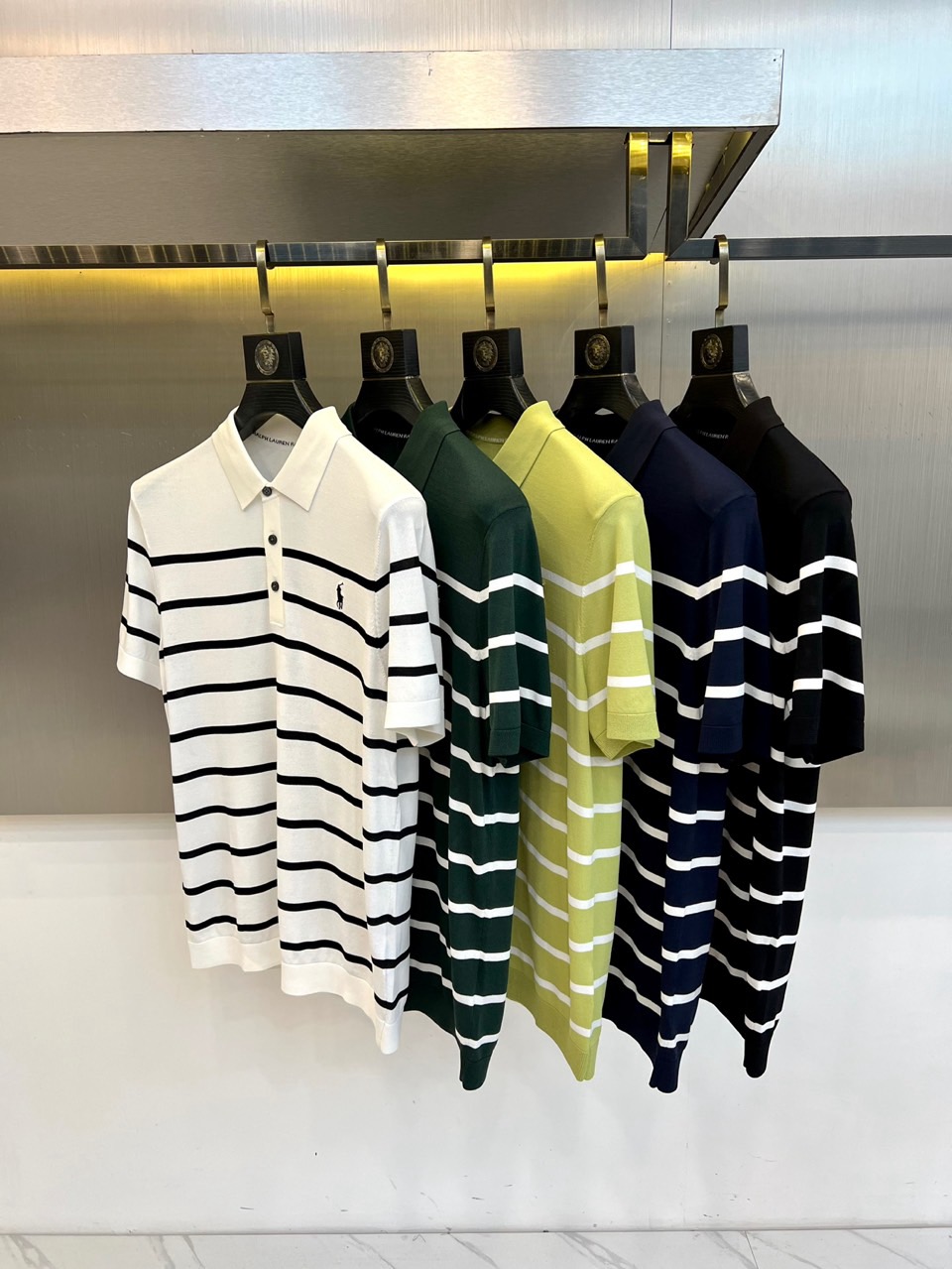 Polo Ralph Lauren拉夫劳伦、2026春夏新品短袖Polo衫，以经典条纹重塑休闲美学，简约而不失层次。翻领