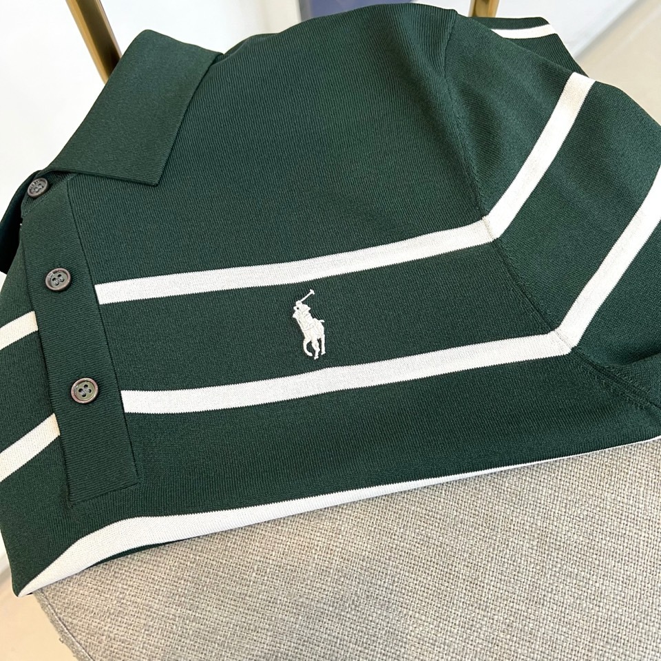 Polo Ralph Lauren拉夫劳伦、2026春夏新品短袖Polo衫，以经典条纹重塑休闲美学，简约而不失层次。翻领
