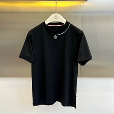 Mon蒙口、2026春夏新品短袖T恤,以简约纯色为主调,打造都市轻奢日常穿搭范本。经典圆领设计贴合颈部线条,领口内侧点缀 Mon蒙口、2026春夏新品短袖T恤,以简约纯色为主调,打造都市轻奢日常穿搭范本。经典圆领设计贴合颈部线条,领口内侧点缀