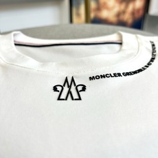 Mon蒙口、2026春夏新品短袖T恤,以简约纯色为主调,打造都市轻奢日常穿搭范本。经典圆领设计贴合颈部线条,领口内侧点缀 Mon蒙口、2026春夏新品短袖T恤,以简约纯色为主调,打造都市轻奢日常穿搭范本。经典圆领设计贴合颈部线条,领口内侧点缀