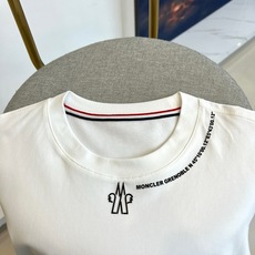 Mon蒙口、2026春夏新品短袖T恤,以简约纯色为主调,打造都市轻奢日常穿搭范本。经典圆领设计贴合颈部线条,领口内侧点缀 Mon蒙口、2026春夏新品短袖T恤,以简约纯色为主调,打造都市轻奢日常穿搭范本。经典圆领设计贴合颈部线条,领口内侧点缀