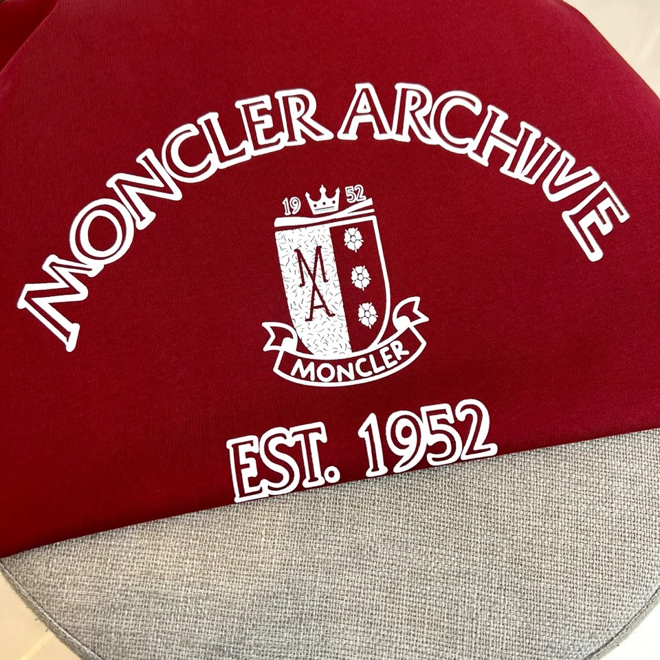 Mon蒙口、2026春夏新品短袖T恤重磅登场！以品牌1952年创立的厚重历史为灵感基底，胸前经典徽章图案搭配拱形文字与“