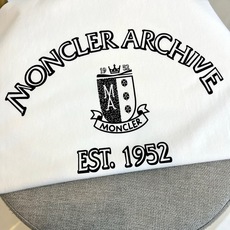 Mon蒙口、2026春夏新品短袖T恤重磅登场!以品牌1952年创立的厚重历史为灵感基底,胸前经典徽章图案搭配拱形文字与“ Mon蒙口、2026春夏新品短袖T恤重磅登场!以品牌1952年创立的厚重历史为灵感基底,胸前经典徽章图案搭配拱形文字与“