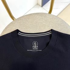 Brunello Cucinelli-BC、2026春夏新品短袖T恤,诠释低调奢华圆领短袖剪裁利落修身,领口、袖口及下摆 Brunello Cucinelli-BC、2026春夏新品短袖T恤,诠释低调奢华圆领短袖剪裁利落修身,领口、袖口及下摆