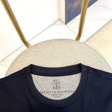 Brunello Cucinelli-BC、2026春夏新品短袖T恤,色调沉稳雅致,适配多元场合。经典圆领剪裁贴合颈部线 Brunello Cucinelli-BC、2026春夏新品短袖T恤,色调沉稳雅致,适配多元场合。经典圆领剪裁贴合颈部线