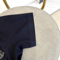 Brunello Cucinelli-BC、2026春夏新品短袖T恤,色调沉稳雅致,适配多元场合。经典圆领剪裁贴合颈部线 Brunello Cucinelli-BC、2026春夏新品短袖T恤,色调沉稳雅致,适配多元场合。经典圆领剪裁贴合颈部线