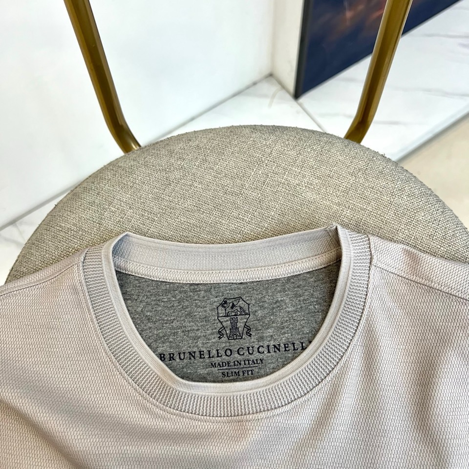 Brunello Cucinelli-BC、2026春夏新品短袖T恤，色调沉稳雅致，适配多元场合。经典圆领剪裁贴合颈部线