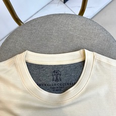 Brunello Cucinelli-BC、2026春夏新品短袖T恤,色调沉稳雅致,适配多元场合。经典圆领剪裁贴合颈部线 Brunello Cucinelli-BC、2026春夏新品短袖T恤,色调沉稳雅致,适配多元场合。经典圆领剪裁贴合颈部线