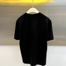 Mon蒙口、2026春夏新品男士圆领短袖T恤,以极简美学与精致工艺重新定义都市休闲风。经典色调沉稳百搭,面料甄选高支棉亲 Mon蒙口、2026春夏新品男士圆领短袖T恤,以极简美学与精致工艺重新定义都市休闲风。经典色调沉稳百搭,面料甄选高支棉亲