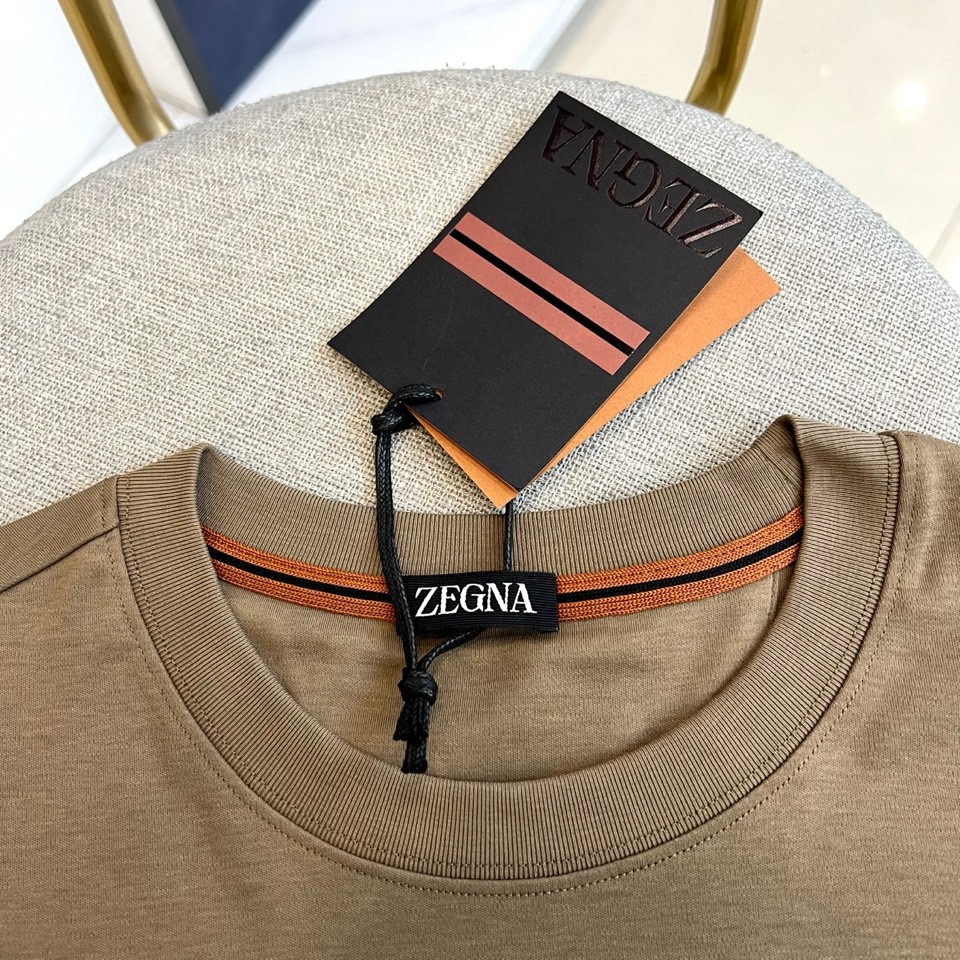Zegna杰尼亚、2026春夏新品圆领短袖T恤，以极简美学诠释当代男士衣橱必备。纯粹无瑕的色调演绎清爽夏日气息，经典圆领