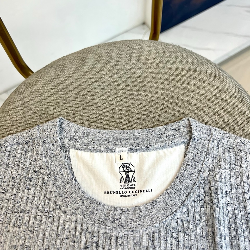 Brunello Cucinelli-BC，2026春夏新品短袖T恤，以利落圆领搭配微阔宽松版型，巧妙营造出随性松弛的视