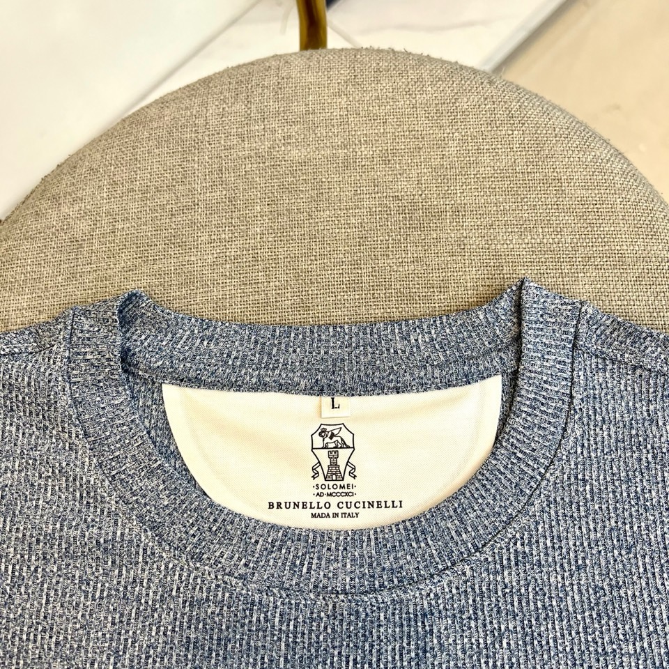 Brunello Cucinelli-BC，2026春夏新品短袖T恤，以利落圆领搭配微阔宽松版型，巧妙营造出随性松弛的视