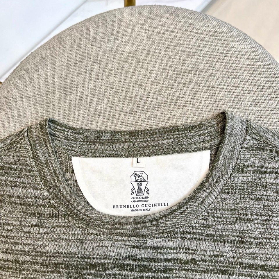Brunello Cucinelli-BC，2026春夏新品短袖T恤，以利落圆领搭配微阔宽松版型，巧妙营造出随性松弛的视