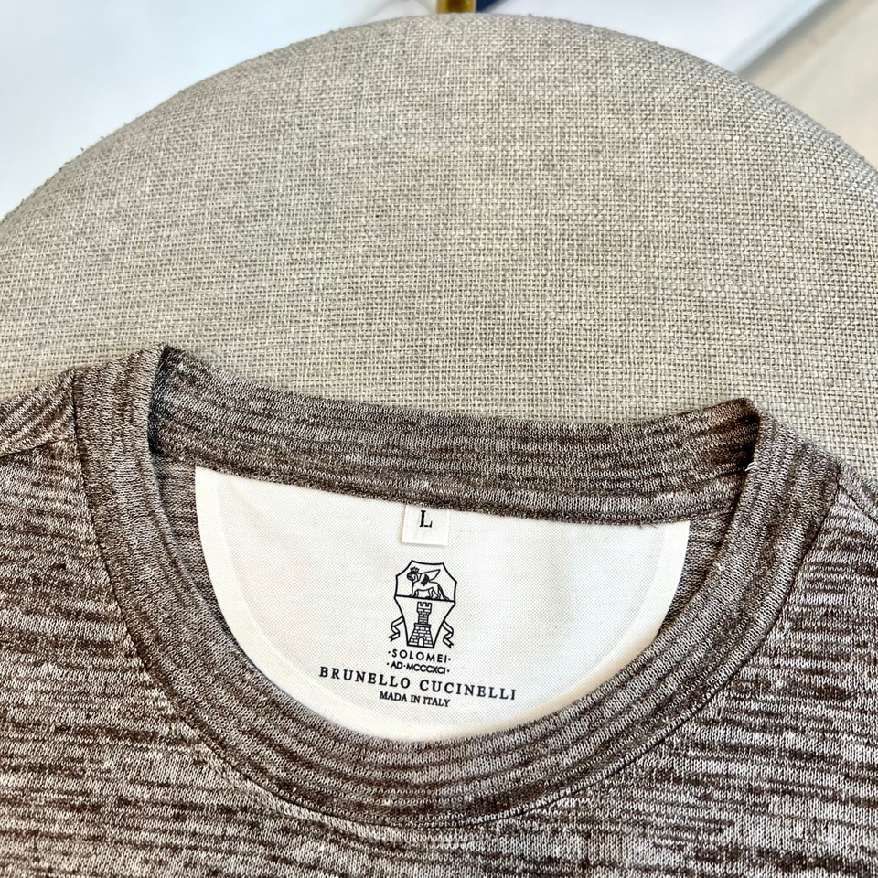 Brunello Cucinelli-BC，2026春夏新品短袖T恤，以利落圆领搭配微阔宽松版型，巧妙营造出随性松弛的视