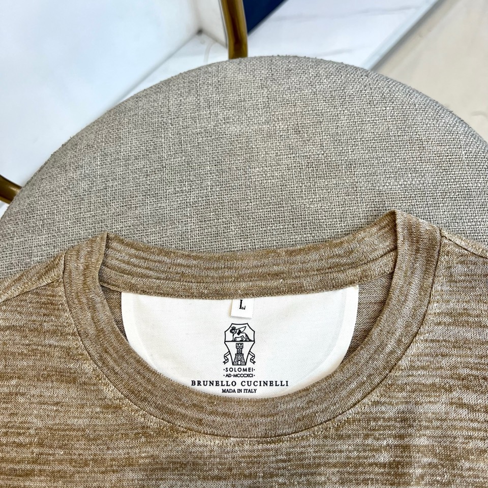 Brunello Cucinelli-BC，2026春夏新品短袖T恤，以利落圆领搭配微阔宽松版型，巧妙营造出随性松弛的视