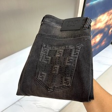 Fend芬迪、2026春夏新品修身牛仔裤 一眼相中的硬汉质感单品! 走的是低调高级的暗黑雅痞路线。水洗丹宁面料,上身挺括 Fend芬迪、2026春夏新品修身牛仔裤 一眼相中的硬汉质感单品! 走的是低调高级的暗黑雅痞路线。水洗丹宁面料,上身挺括