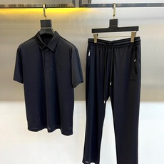 一套. H爱马仕、2026春夏男士休闲套装全新登场,以极简高级感重塑日常穿搭美学。色调柔和雅致,兼具低调质感与春夏清新气 一套. H爱马仕、2026春夏男士休闲套装全新登场,以极简高级感重塑日常穿搭美学。色调柔和雅致,兼具低调质感与春夏清新气