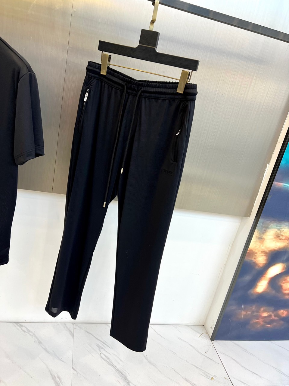 一套. H爱马仕、2026春夏男士休闲套装全新登场，以极简高级感重塑日常穿搭美学。色调柔和雅致，兼具低调质感与春夏清新气