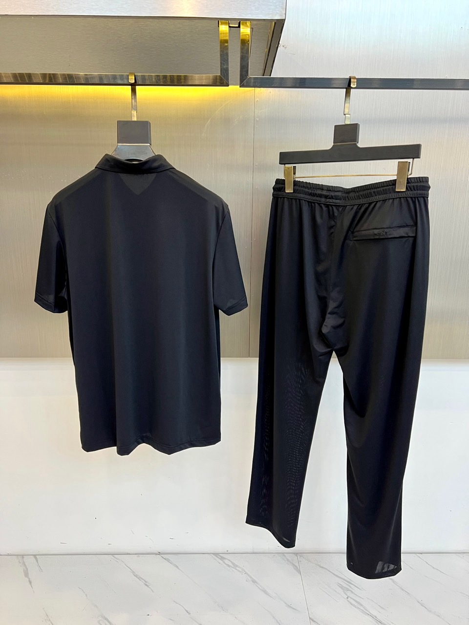一套. H爱马仕、2026春夏男士休闲套装全新登场，以极简高级感重塑日常穿搭美学。色调柔和雅致，兼具低调质感与春夏清新气