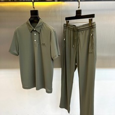 一套. H爱马仕、2026春夏男士休闲套装全新登场,以极简高级感重塑日常穿搭美学。色调柔和雅致,兼具低调质感与春夏清新气 一套. H爱马仕、2026春夏男士休闲套装全新登场,以极简高级感重塑日常穿搭美学。色调柔和雅致,兼具低调质感与春夏清新气