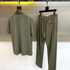 一套. H爱马仕、2026春夏男士休闲套装全新登场,以极简高级感重塑日常穿搭美学。色调柔和雅致,兼具低调质感与春夏清新气 一套. H爱马仕、2026春夏男士休闲套装全新登场,以极简高级感重塑日常穿搭美学。色调柔和雅致,兼具低调质感与春夏清新气