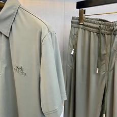 一套. H爱马仕、2026春夏男士休闲套装全新登场,以极简高级感重塑日常穿搭美学。色调柔和雅致,兼具低调质感与春夏清新气 一套. H爱马仕、2026春夏男士休闲套装全新登场,以极简高级感重塑日常穿搭美学。色调柔和雅致,兼具低调质感与春夏清新气