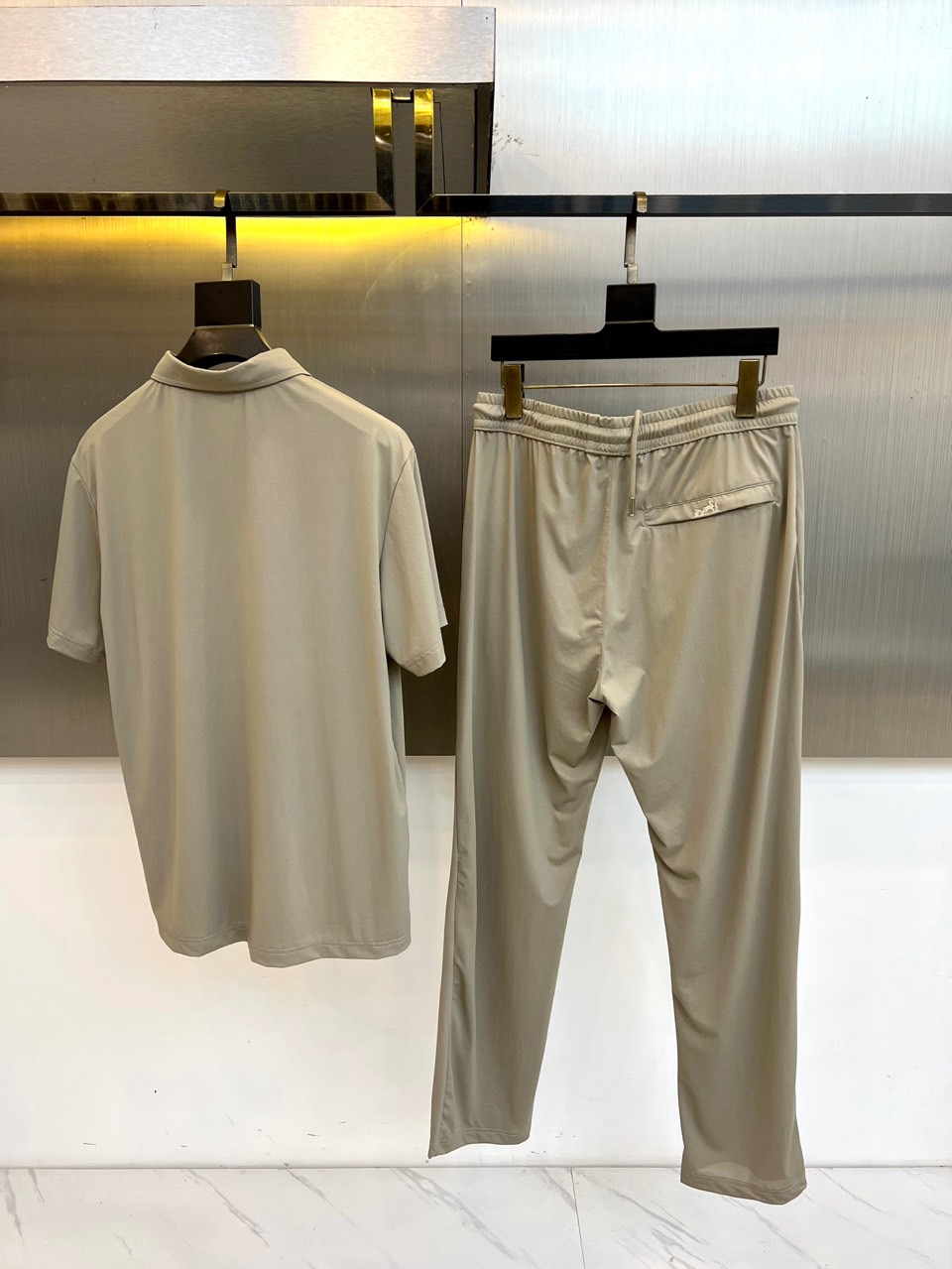 一套. H爱马仕、2026春夏男士休闲套装全新登场，以极简高级感重塑日常穿搭美学。色调柔和雅致，兼具低调质感与春夏清新气